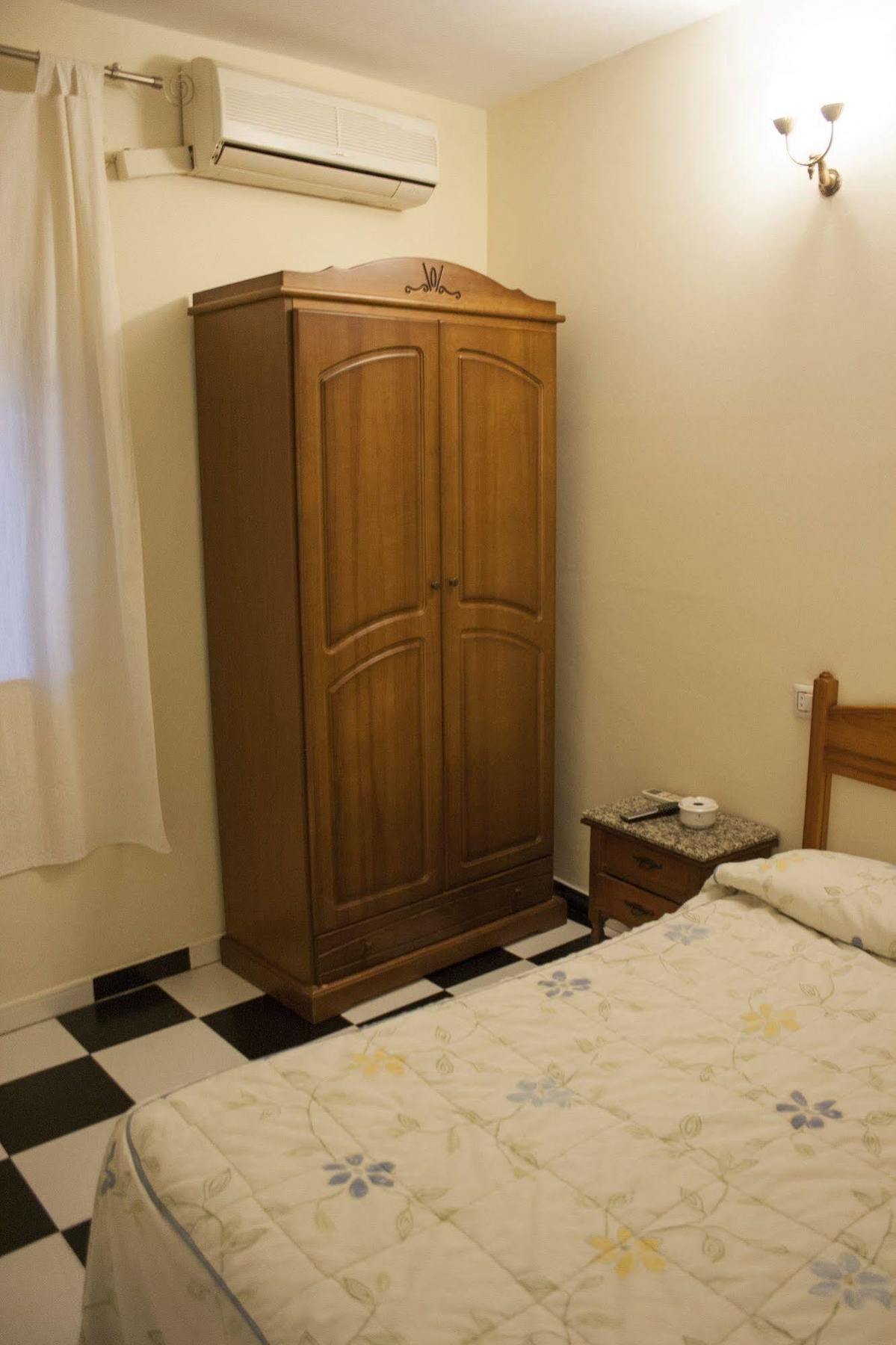 Hostal El Emigrante Dos Hermanas Kültér fotó